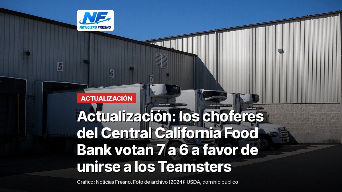 Foto de archivo de camiones refrigerados de un banco de alimentos de Pensilvania estacionados frente a un almacén, con el titular de la nota; no es del Central California Food Bank