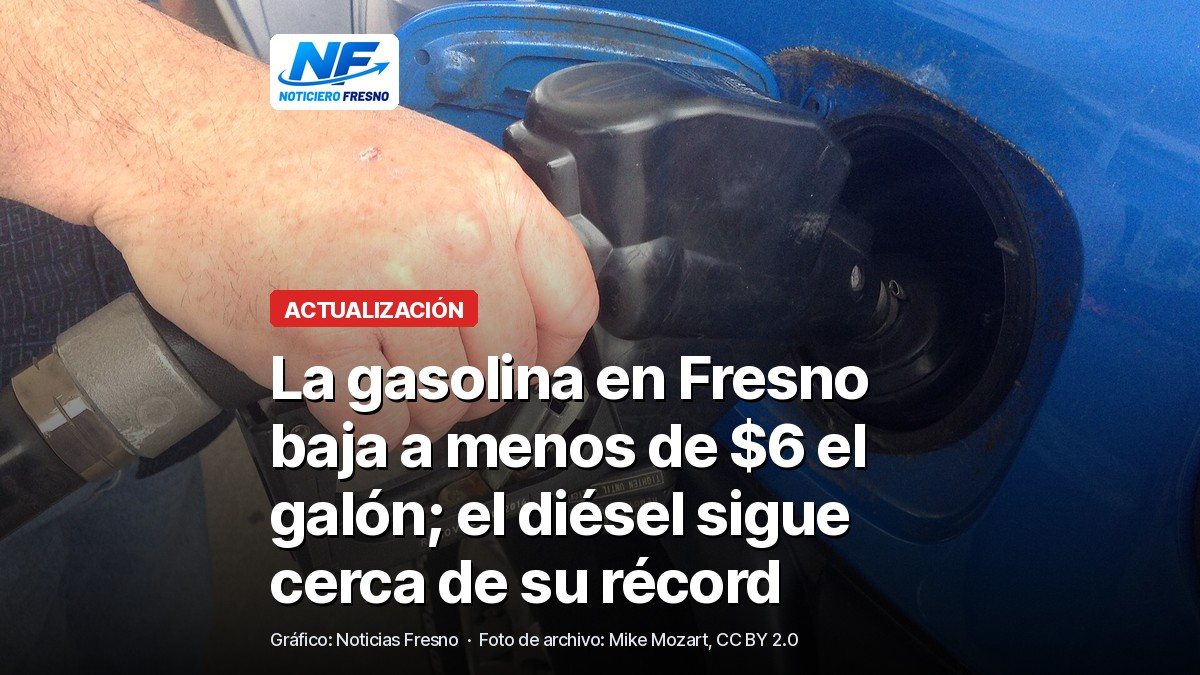 Una mano sostiene la pistola de una bomba de gasolina mientras carga combustible en un vehículo azul, foto de archivo, con el titular de la nota
