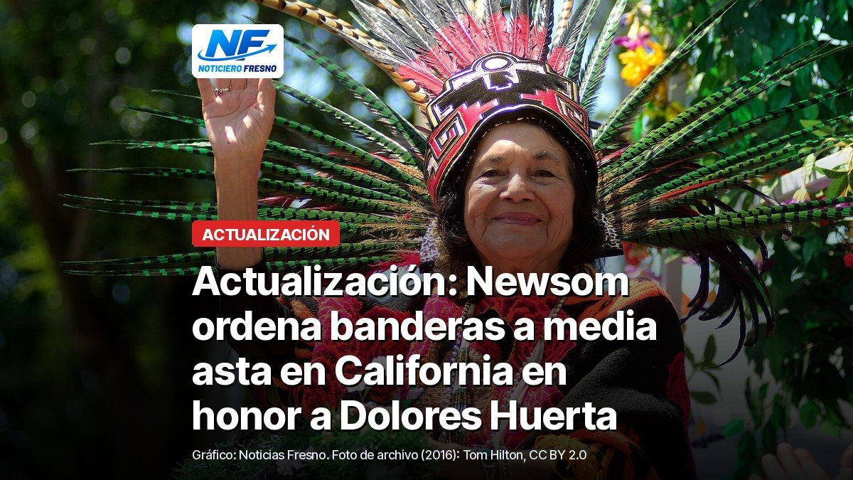 Foto de archivo de Dolores Huerta en 2016, sonriendo y saludando con un tocado de plumas, con el titular de la nota