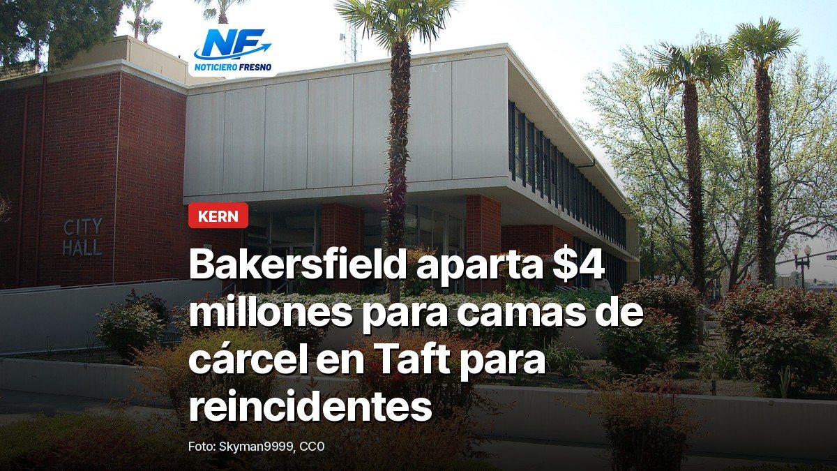 Edificio del Ayuntamiento de Bakersfield con palmeras y jardines al frente, con el titular de la nota sobre el plan piloto de camas de cárcel