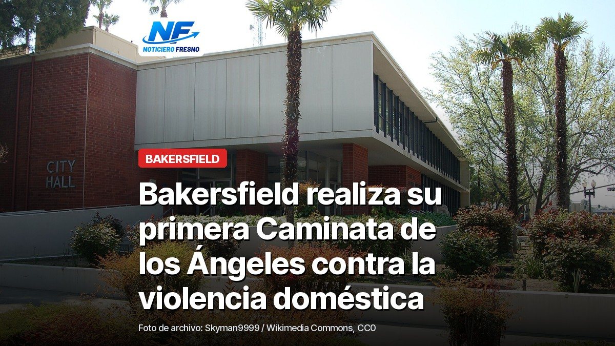 Edificio del Ayuntamiento de Bakersfield con palmeras al frente, con el titular de la nota sobre la primera Caminata de los Ángeles contra la violencia doméstica