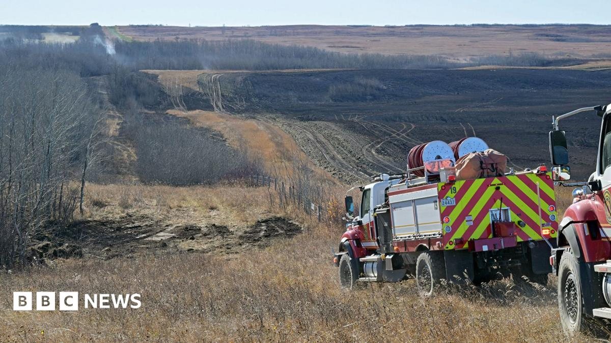 Humo y daños tras el incendio en la Base de las Fuerzas Canadienses Wainwright, en Alberta