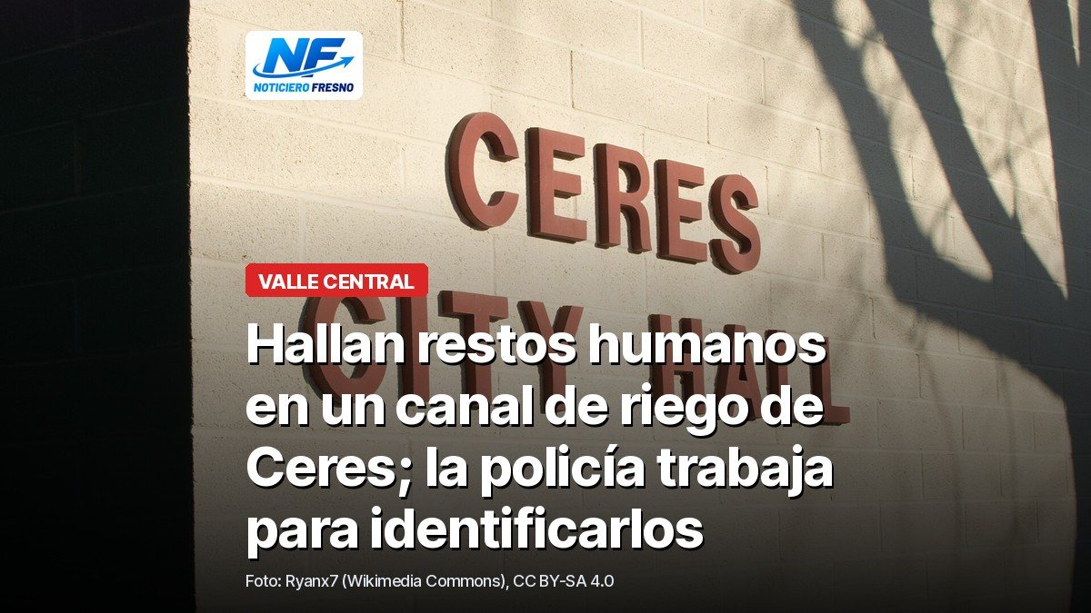 Letrero del Ayuntamiento de Ceres en una pared de bloques, con el titular de la nota sobre los restos humanos hallados en un canal de riego