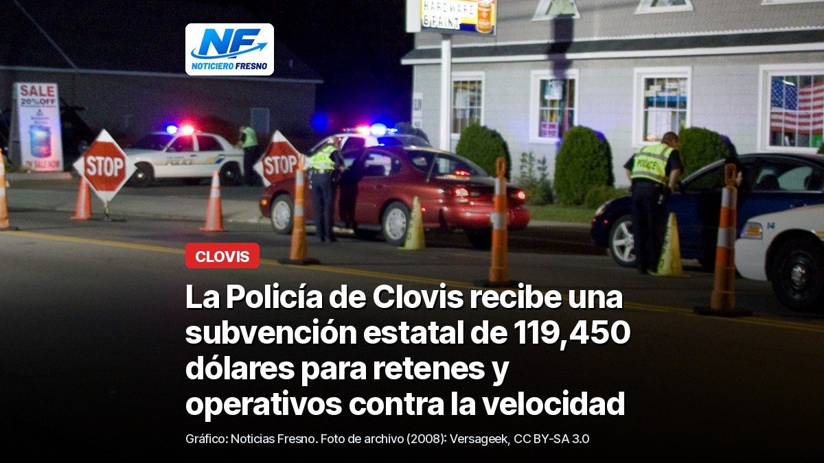 Retén policial nocturno con conos y señales de alto, foto de archivo de 2008 en East Haven, Connecticut, con el titular de la nota