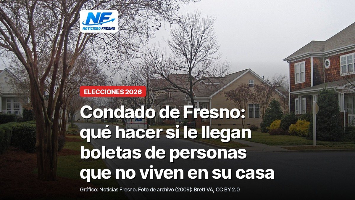 Camión del Servicio Postal en una calle con casas y buzones en Birkdale Village, Carolina del Norte, foto de archivo de 2009 con el titular de la nota; no es de Fresno