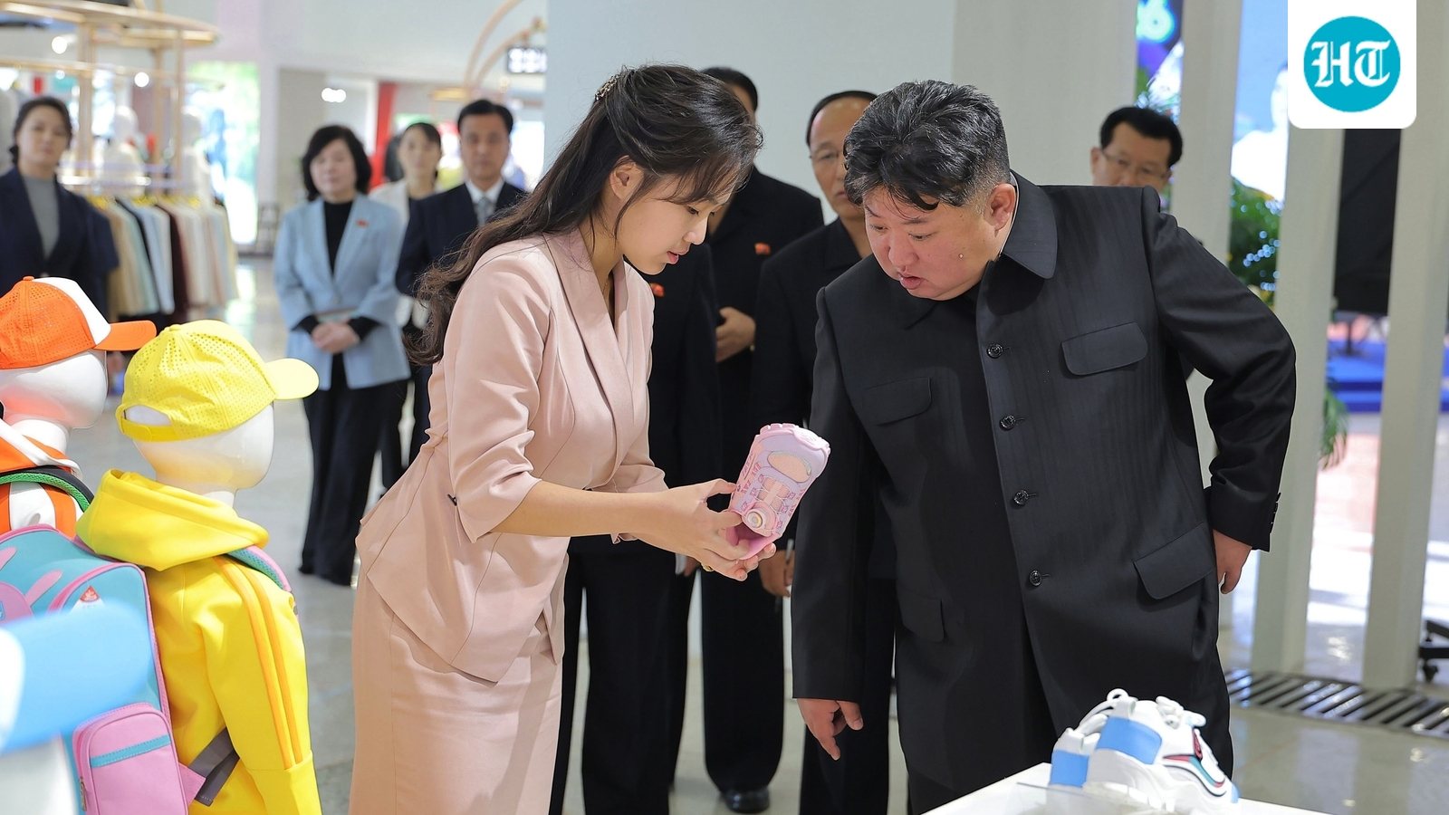 Imagen distribuida por el gobierno de Corea del Norte de Kim Jong Un y su hija en una exposición de ropa y calzado en Pyongyang