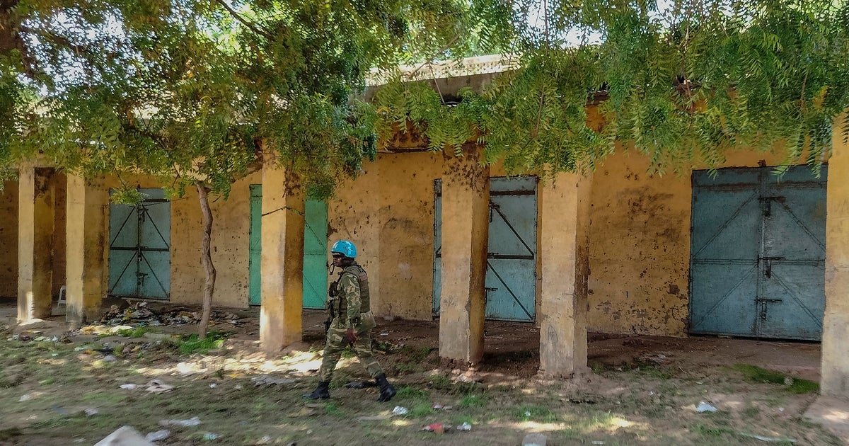 Un integrante de una misión de paz camina frente a locales cerrados en la República Centroafricana, uno de los países que han recibido deportados de Estados Unidos