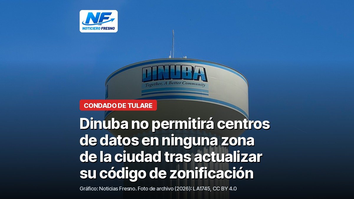 Torre de agua de Dinuba con el nombre de la ciudad, árboles y cielo azul, foto de archivo de 2026, con el titular de la nota