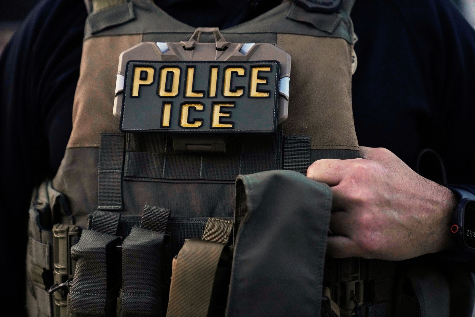 Chaleco con la leyenda "POLICE ICE" (imagen de archivo)