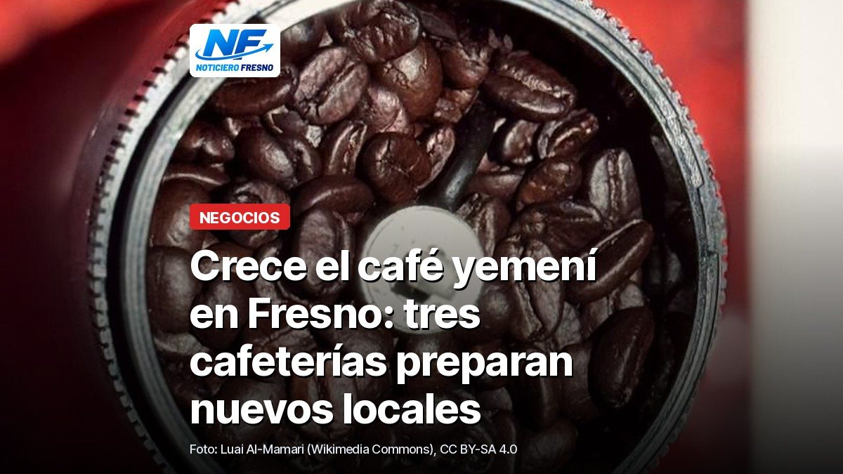 Granos de café tostado vistos desde arriba dentro de un molino, con el titular de la nota sobre las nuevas cafeterías yemeníes en Fresno