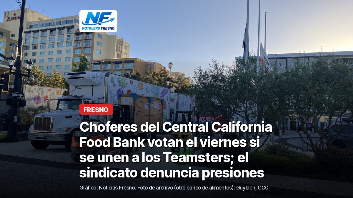 Foto de archivo de camiones refrigerados de un banco de alimentos de California estacionados en una calle, con el titular de la nota