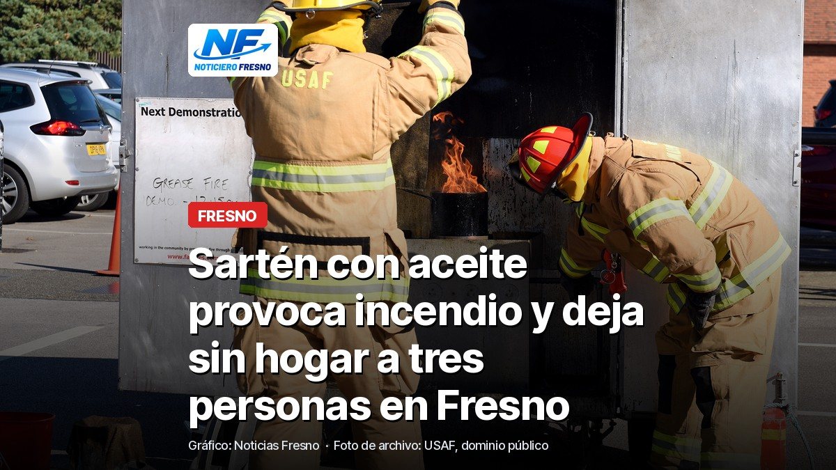 Bomberos durante una demostración de seguridad sobre incendios de aceite de cocina, foto de archivo, con el titular de la nota