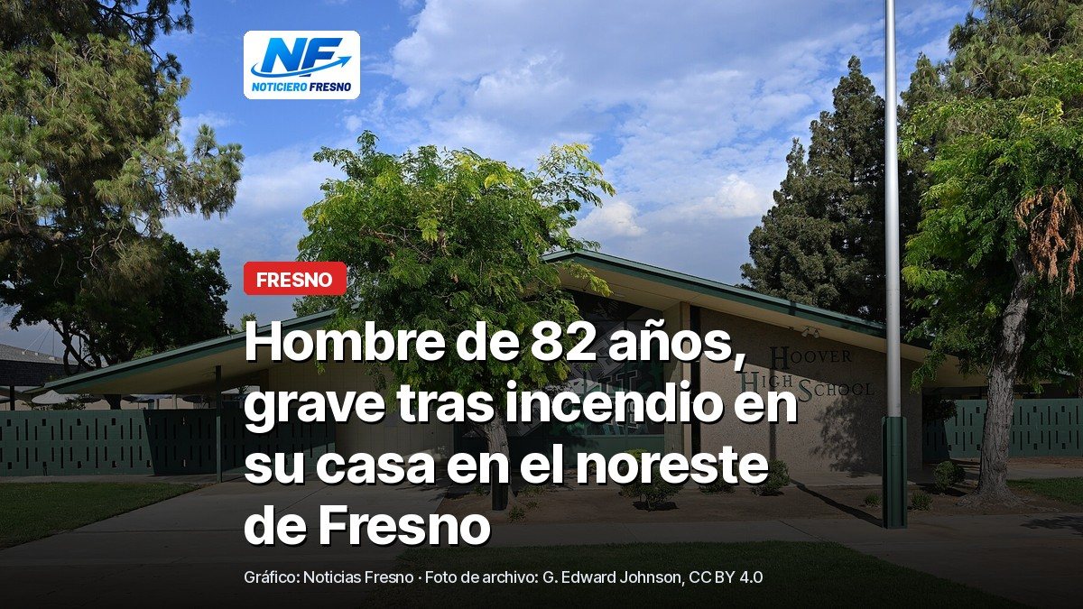 Foto de archivo de la entrada principal de la preparatoria Hoover en Fresno, con el titular sobre el incendio; no es la casa incendiada