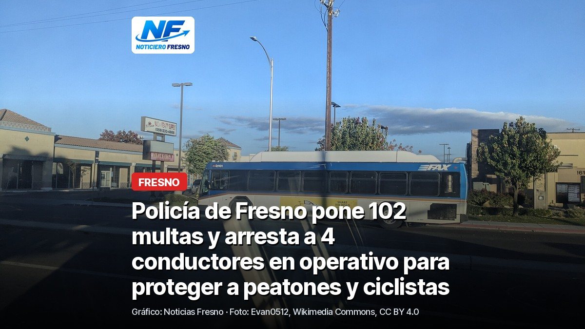 Autobús de FAX en la avenida Blackstone a la altura de McKinley, en Fresno, con un anuncio de compartir la calle con ciclistas, foto de archivo de 2023, con el titular de la nota sobre el operativo de seguridad