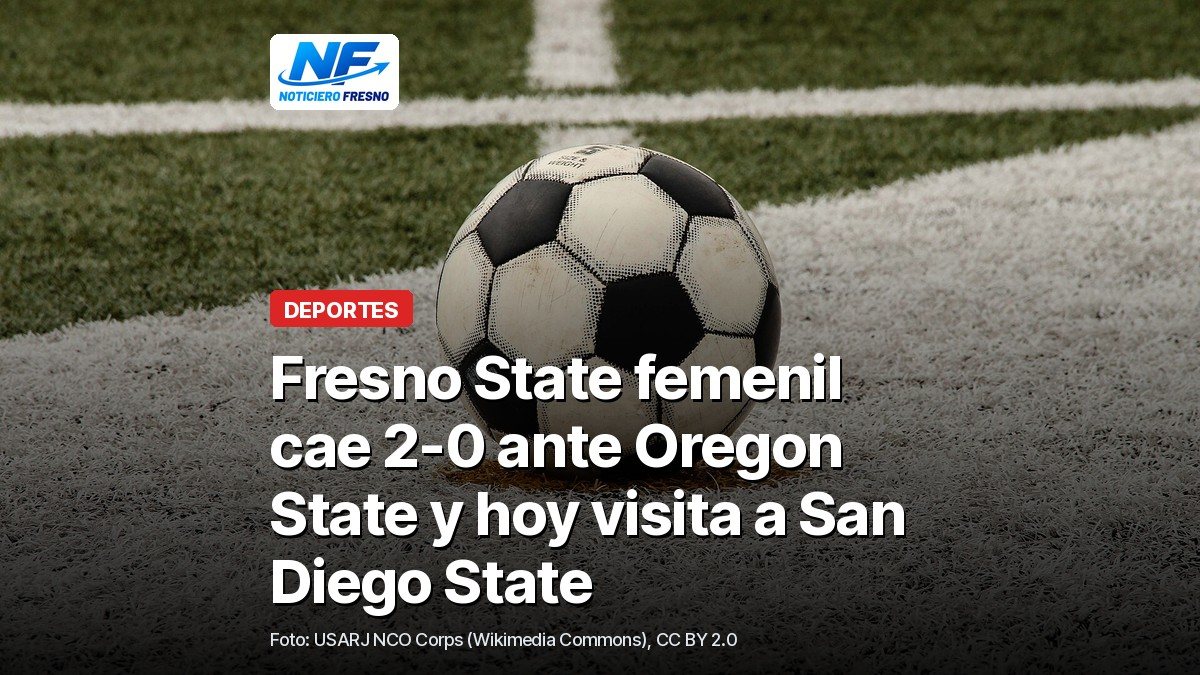 Balón de fútbol sobre una cancha de césped artificial, con el titular de la nota sobre el equipo femenil de fútbol de Fresno State