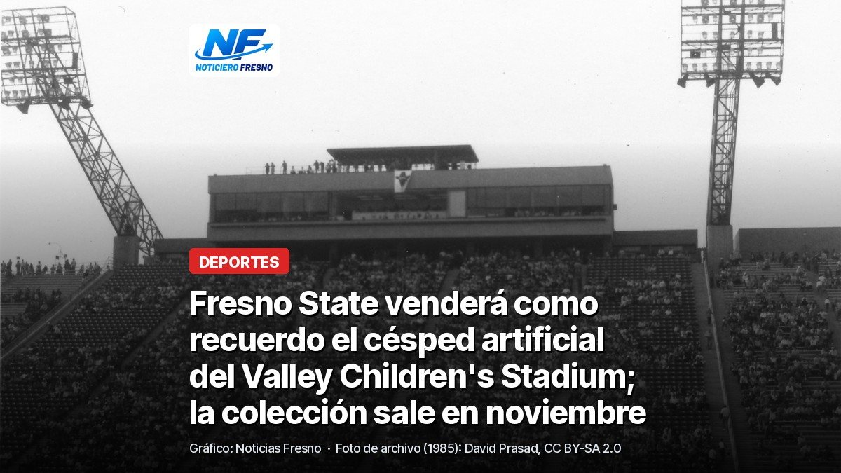 Foto de archivo de 1985 en blanco y negro de las gradas del estadio de Fresno State, entonces llamado Bulldog Stadium, con el titular de la nota