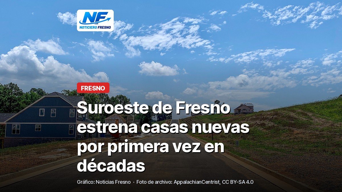 Calle con casas de dos pisos en construcción en un fraccionamiento nuevo, con el titular de la nota sobre las casas nuevas en el suroeste de Fresno