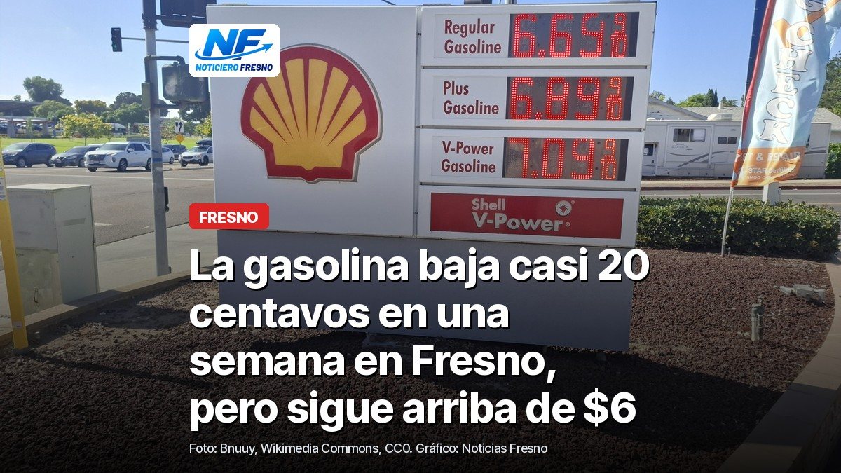 Letrero de precios de gasolina en una estación de California, con el titular de la nota