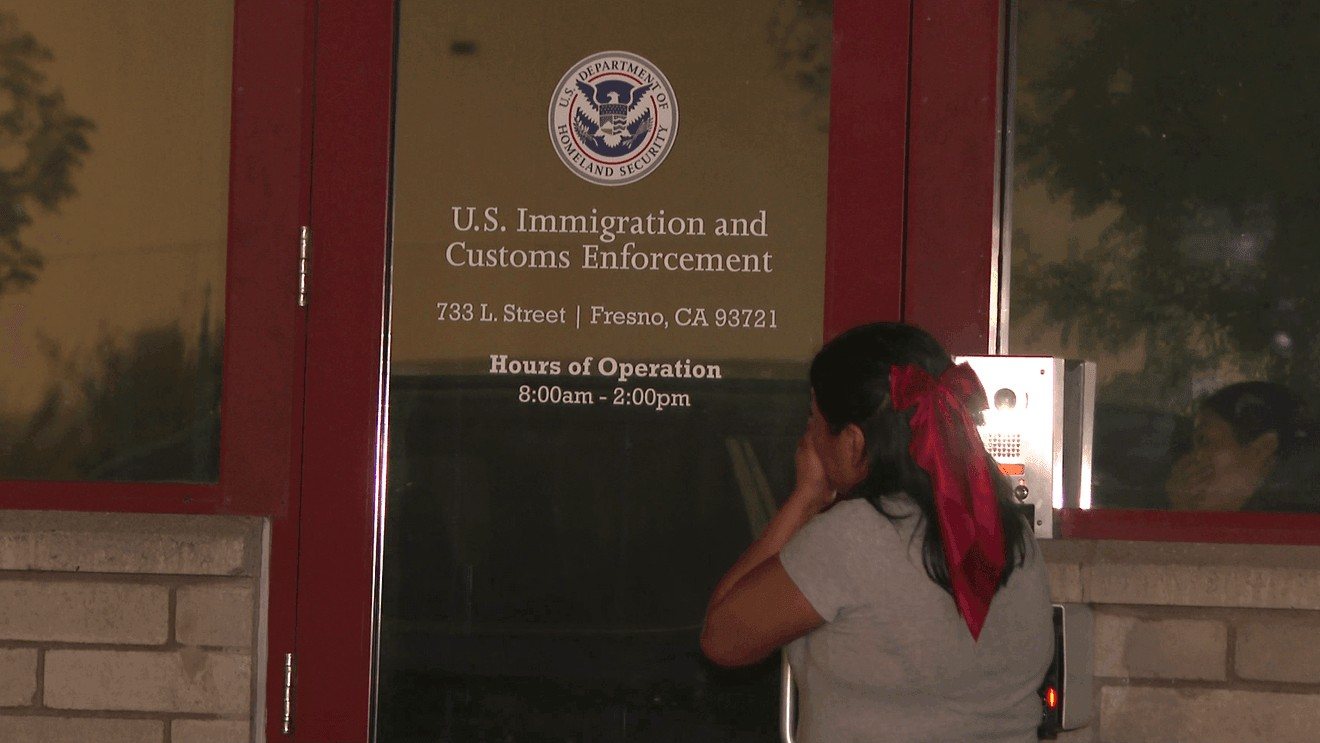 Una mujer frente a la oficina de ICE en L Street, en el centro de Fresno