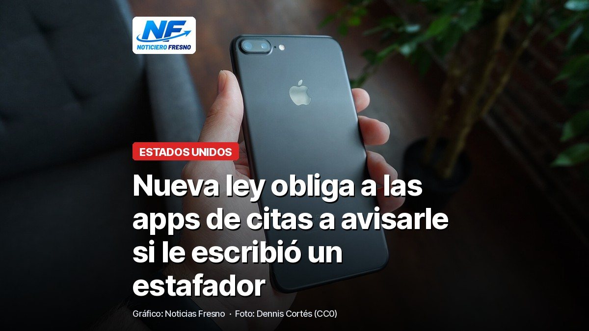 Mano sosteniendo un teléfono celular, imagen de archivo