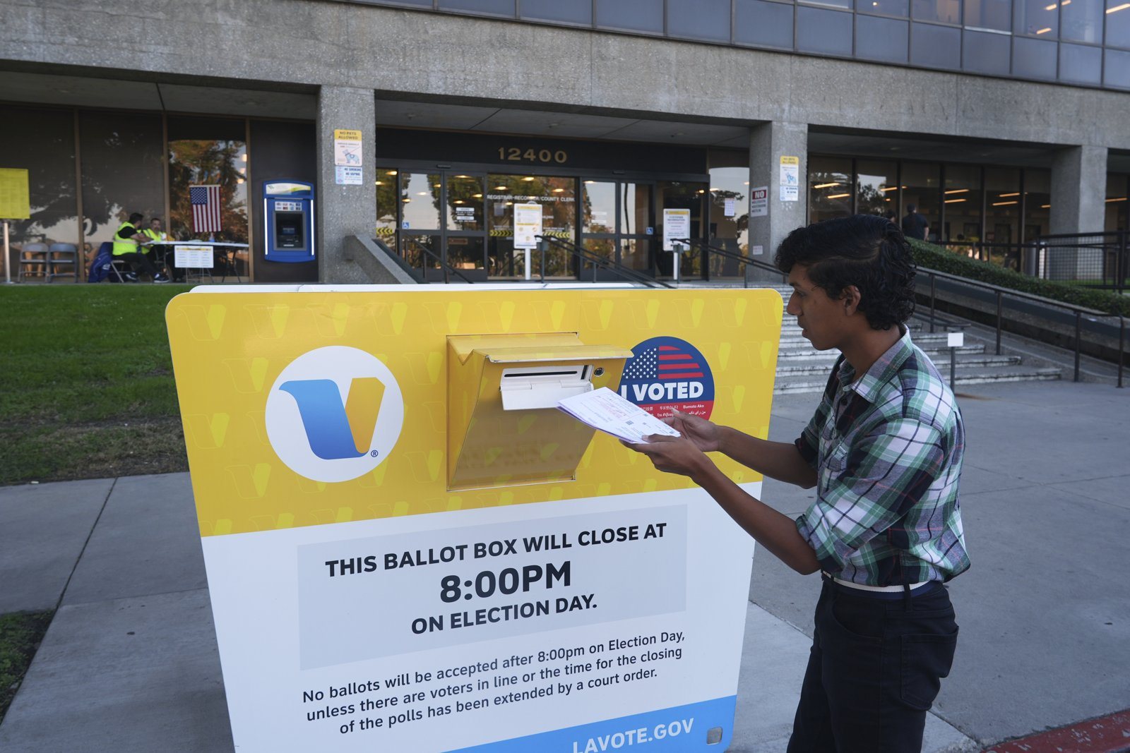 Un votante deposita boletas en un buzón oficial frente a la oficina electoral del Condado de Los Ángeles en Norwalk, el 29 de octubre de 2025 (foto de archivo)