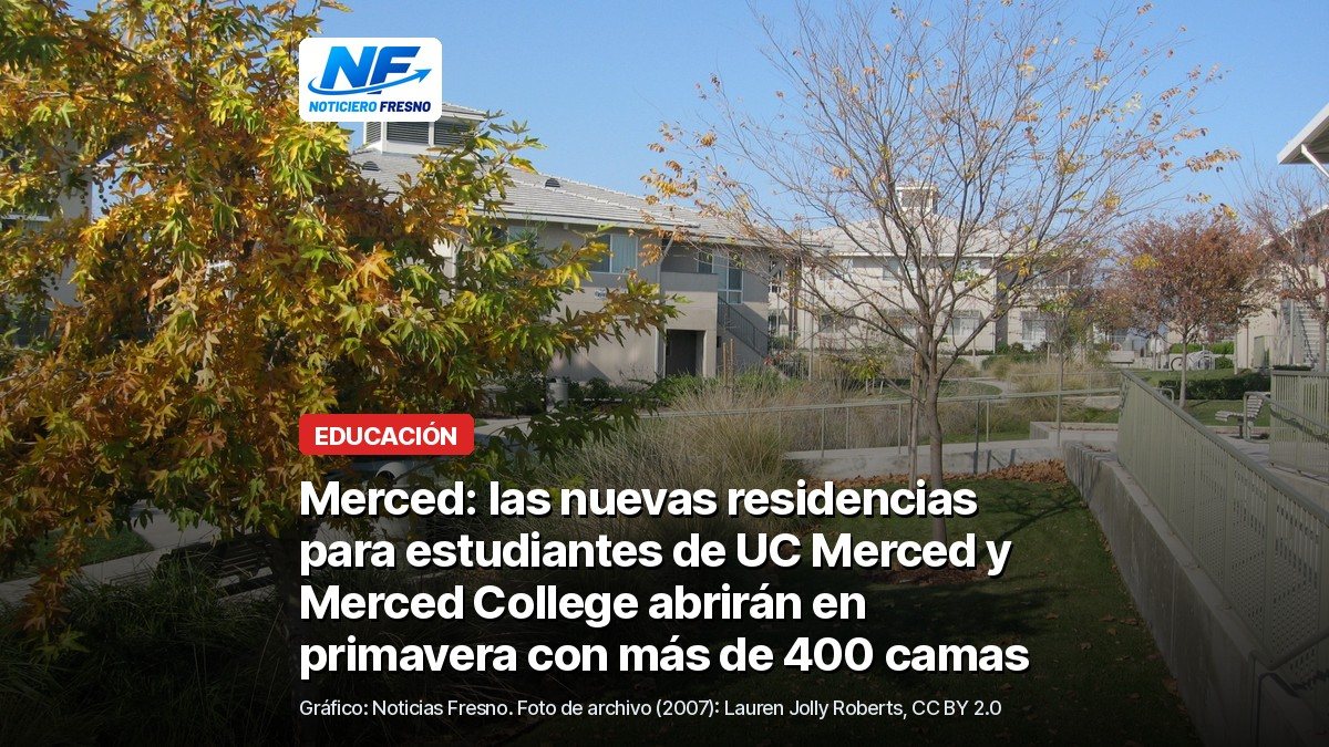 Foto de archivo de jardines y edificios de residencias estudiantiles de UC Merced en 2007, con el titular de la nota; no es el nuevo complejo Promise Housing