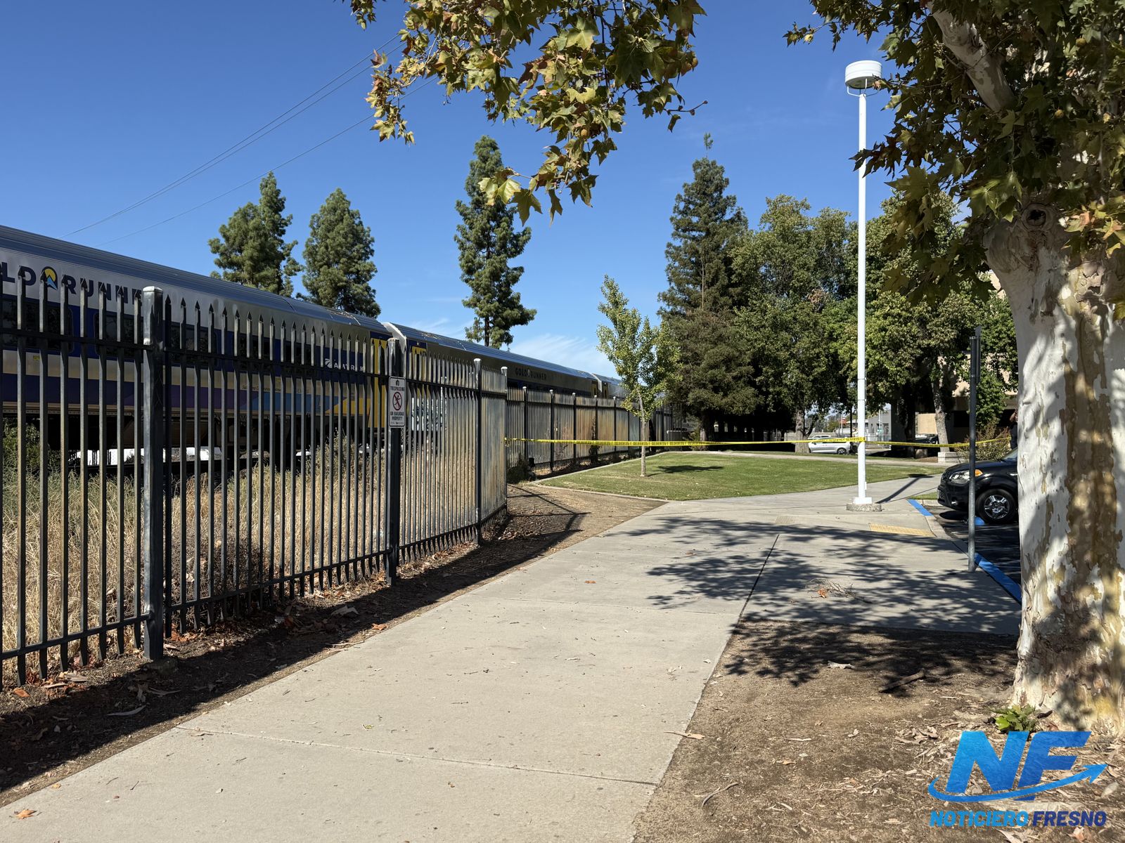 El tren Gold Runner detenido en la vía junto a la avenida McKinley. Foto: Noticias Fresno