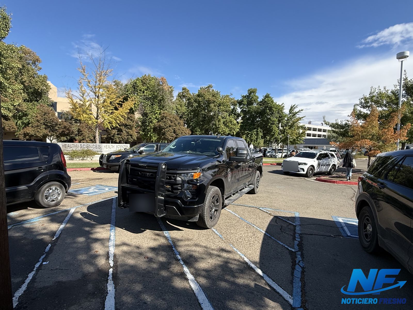 Vehículos policiales en el estacionamiento de Fresno City College. Foto: Noticias Fresno