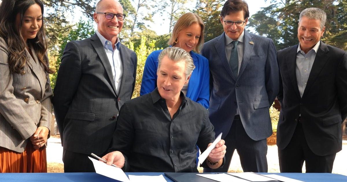 El gobernador Gavin Newsom firma leyes durante una ceremonia en San Francisco el 29 de septiembre de 2026 (foto de archivo)