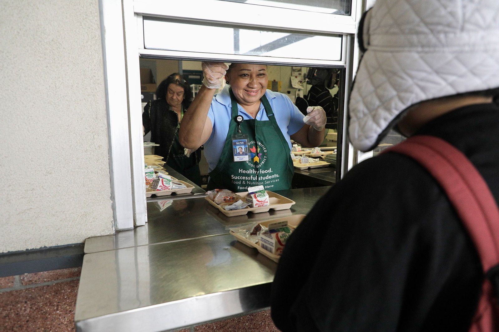 Un estudiante recibe desayuno en la Escuela Primaria Rosa Parks de San Diego, el 14 de junio de 2024 (foto de archivo)