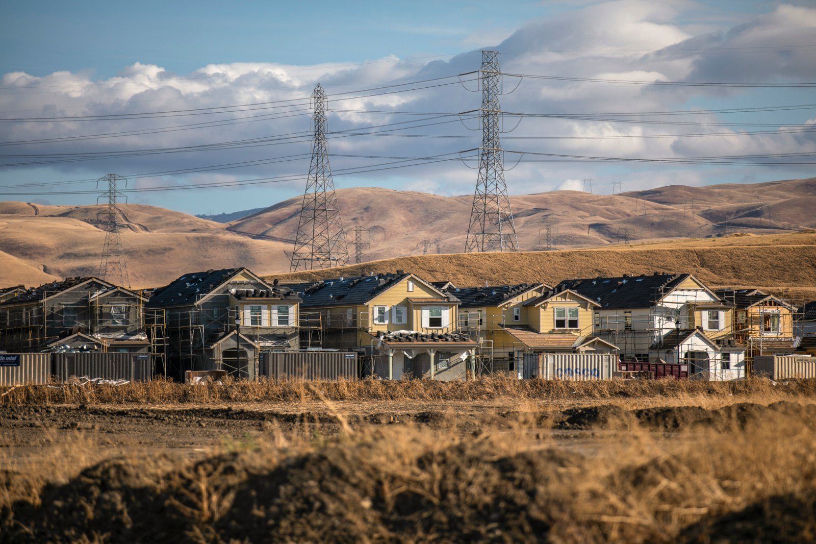 Casas nuevas en construcción en Mountain House, California, en mayo de 2022 (foto de archivo)