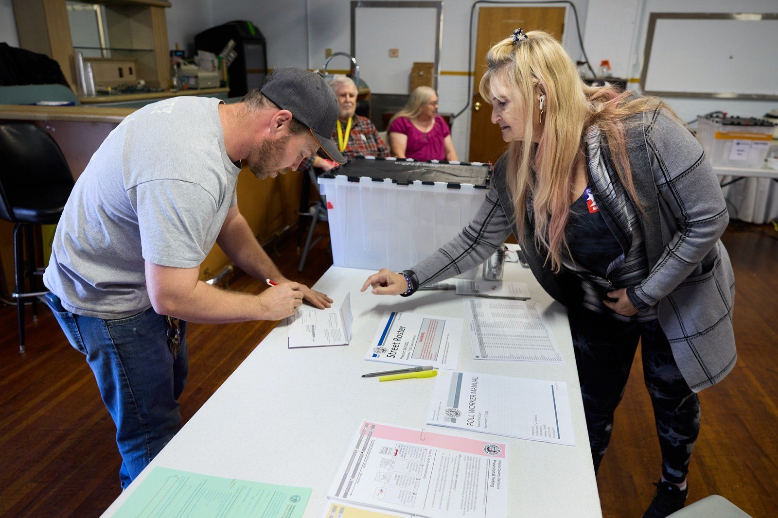 Una trabajadora electoral ayuda a un votante en un centro de votación en Shasta Lake, el 7 de noviembre de 2023 (foto de archivo)