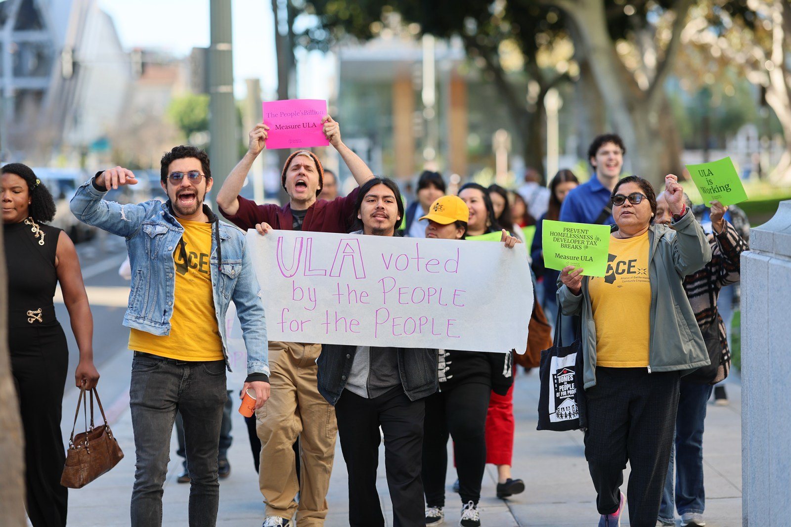 Partidarios de la Medida ULA, un impuesto local para vivienda, entran al Ayuntamiento de Los Ángeles, el 27 de enero de 2026 (foto de archivo)