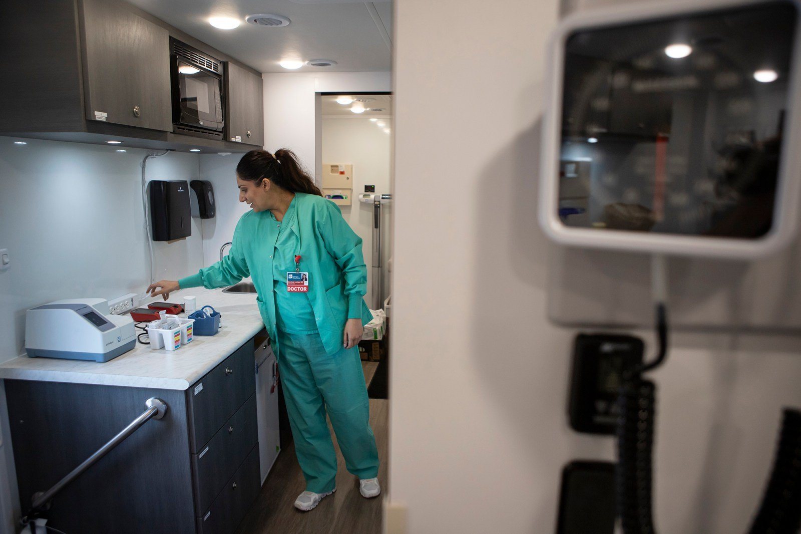 Un médico prepara equipo en la clínica móvil de Saint Agnes en Mendota, Condado de Fresno, el 28 de agosto de 2025 (foto de archivo)