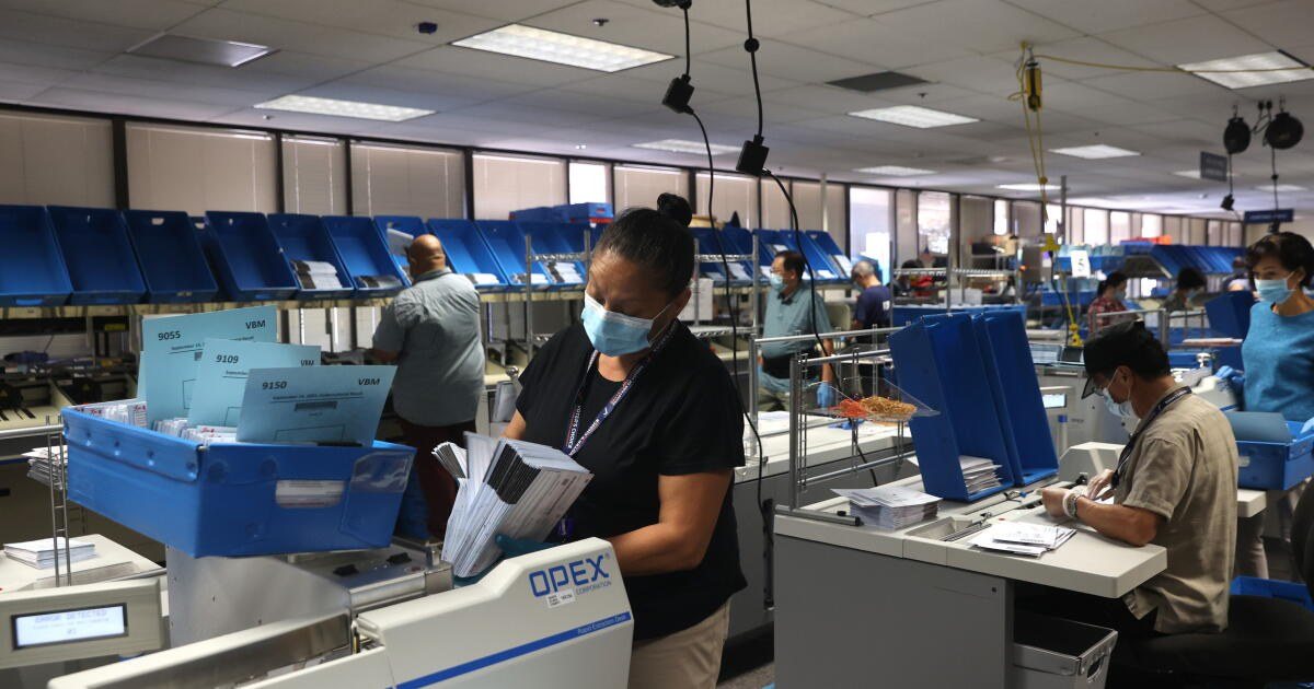 Trabajadores clasifican boletas por correo de la elección de revocación en la oficina del registro de votantes del Condado de Santa Clara, San José, 25 de agosto de 2021 (foto de archivo)