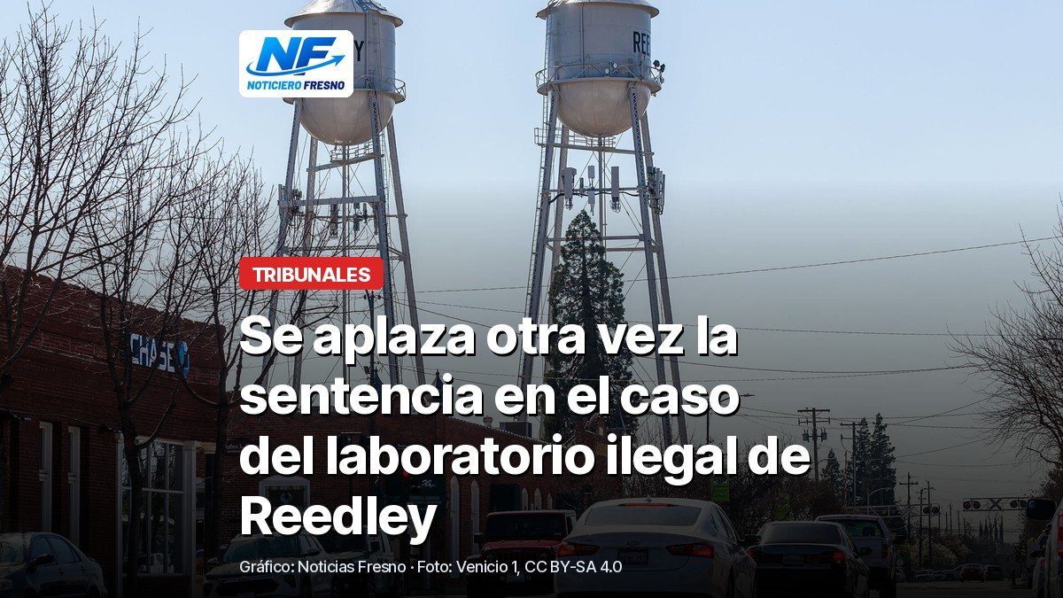 Foto de archivo de las torres de agua y el centro de Reedley, con el titular de la nota