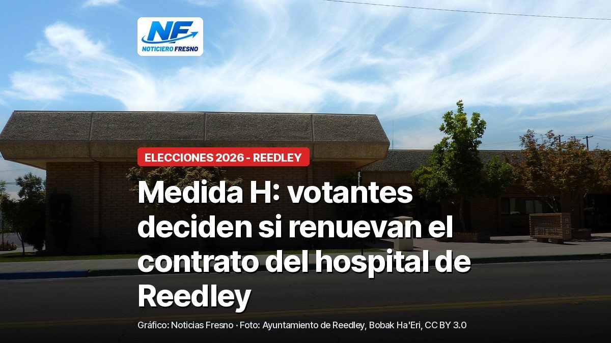 Edificio del Ayuntamiento de Reedley en un día soleado, foto de archivo, con el titular de la nota
