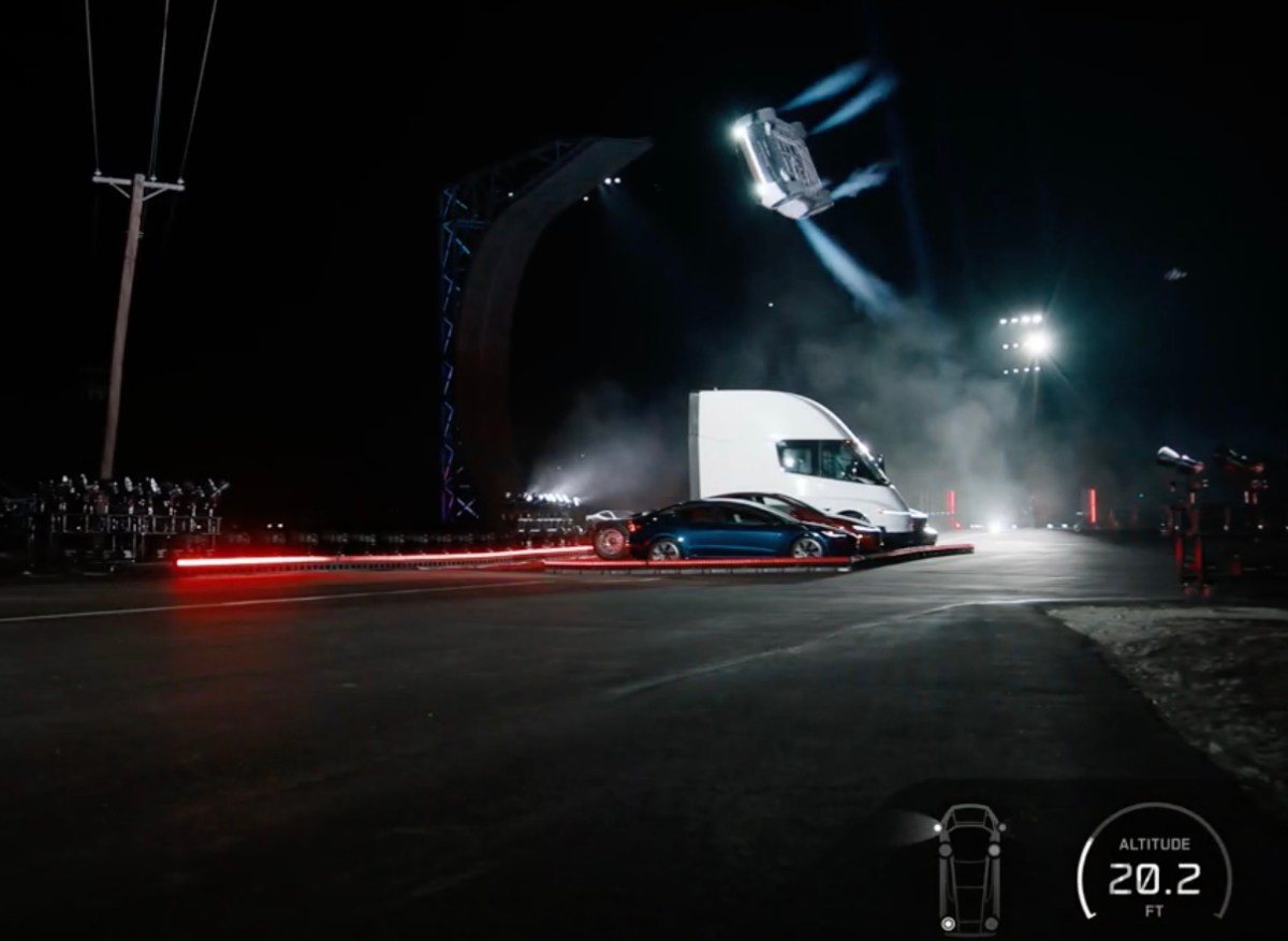 El Roadster de Tesla en el aire sobre otros vehículos de la marca durante la demostración en Texas