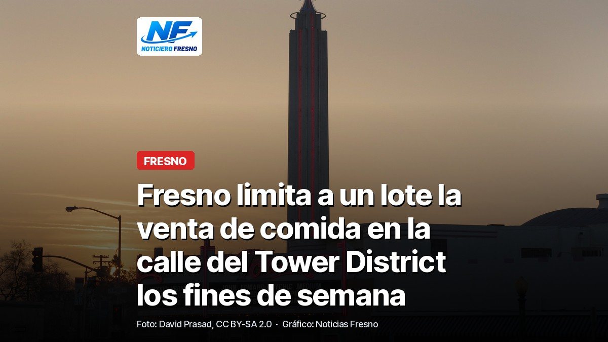 El Tower Theatre, en la avenida Olive del Tower District de Fresno, al atardecer, con el titular de la nota