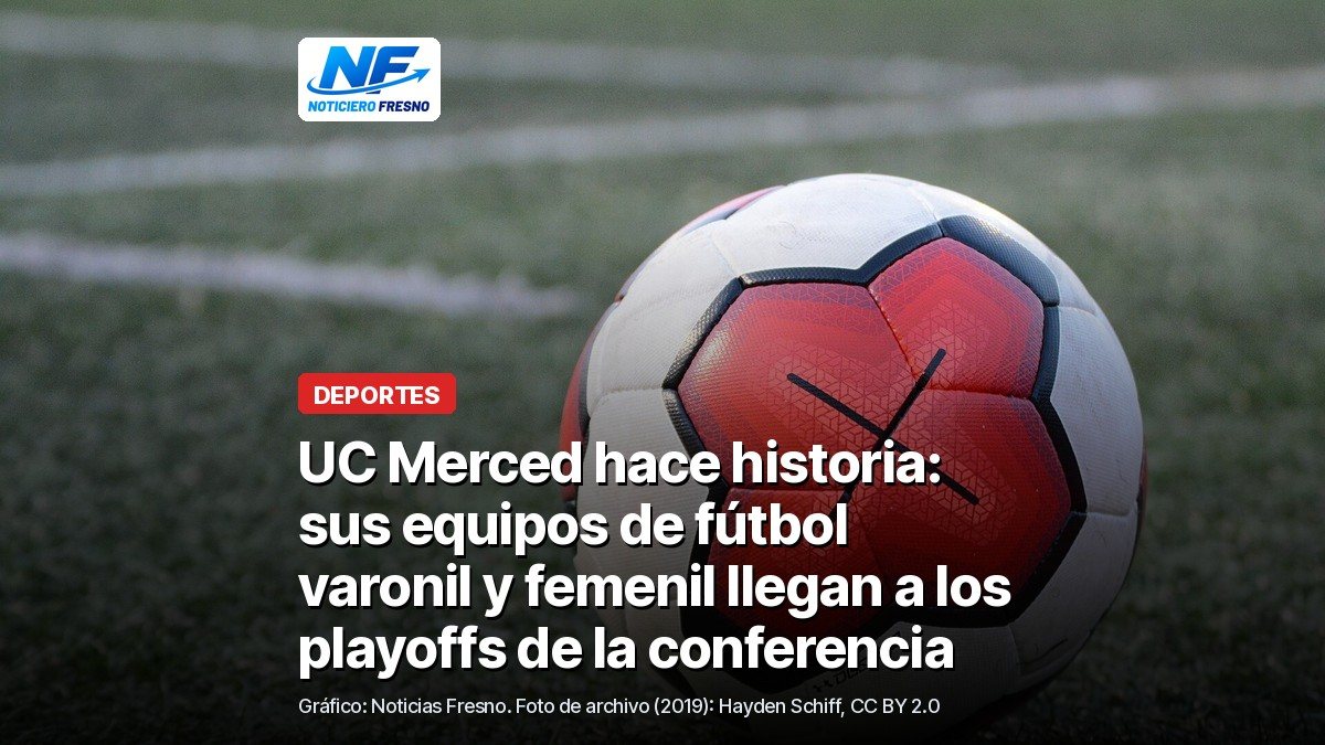 Foto de archivo de un balón de fútbol sobre el césped de una cancha universitaria en 2019, con el titular de la nota; no es de UC Merced