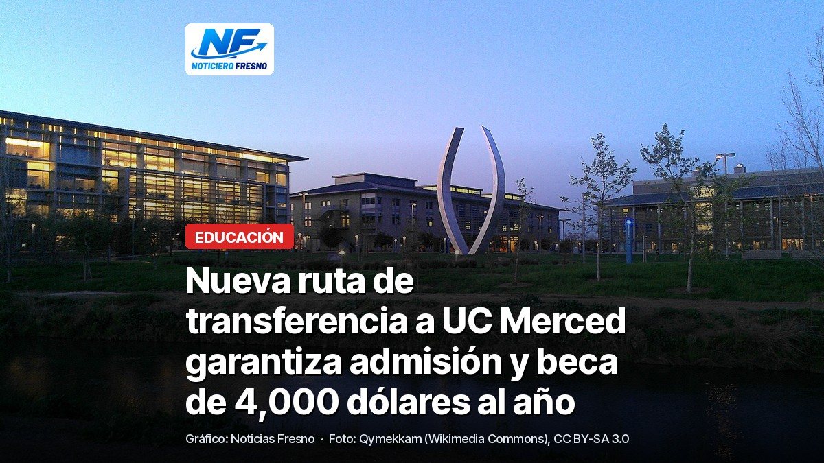 Edificios del campus de UC Merced iluminados al anochecer junto a la escultura del arco, con el titular de la nota sobre la nueva ruta de transferencia