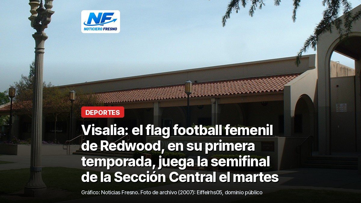 Foto de archivo de 2007 de la entrada principal de Redwood High School en Visalia, un edificio con techo de teja roja y el letrero de la escuela, con el titular de la nota